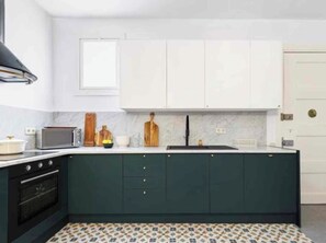 Cafeteira/chaleira, geladeira, micro-ondas, fogão