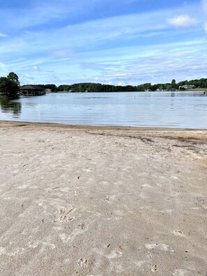 Ranta lähistöllä, aurinkotuoleja