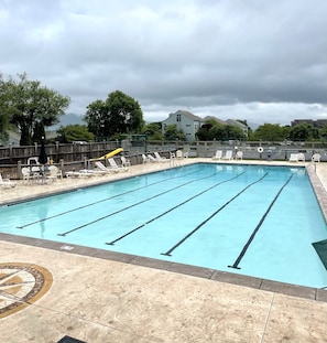 Una piscina techada, una piscina al aire libre