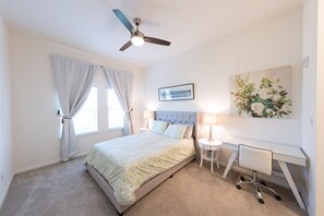 2 chambres, bureau, fer et planche à repasser, accès au Wi-Fi (inclus)