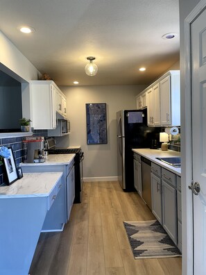 Jääkaappi, mikroaaltouuni, uuni, liesi