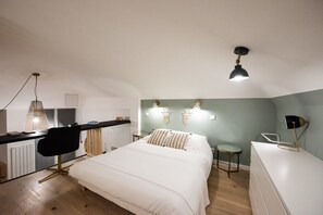 1 bedroom, iron/ironing board, internet, bed sheets - Duplex d'André - Quiet and cozy studio - downtown (Lyon)