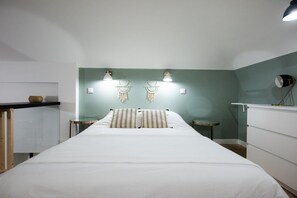 1 bedroom, iron/ironing board, internet, bed sheets - Duplex d'André - Quiet and cozy studio - downtown (Lyon)
