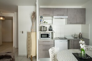 Réfrigérateur, micro-ondes, four, cafetière/bouilloire