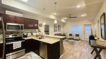 冰箱、微波炉、烤箱、炉灶