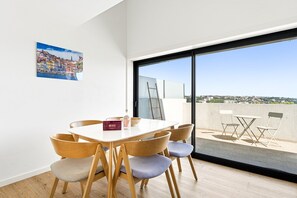 Dining - GuestReady - Freixo Island - Douro Views (Porto)