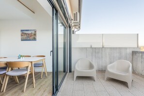Outdoor dining - GuestReady - Freixo Island - Douro Views (Porto)