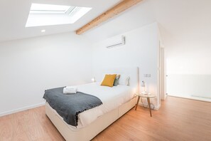 2 habitaciones, escritorio, tabla de planchar con plancha y internet