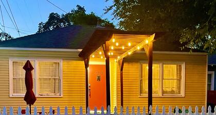 Charming Cottage Walking Distance to Downtown! 2 King beds and gas fire pit
