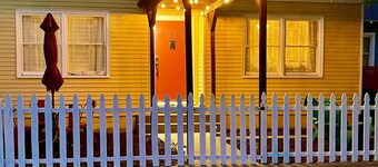 Charming Cottage Walking Distance to Downtown! 2 King beds and gas fire pit