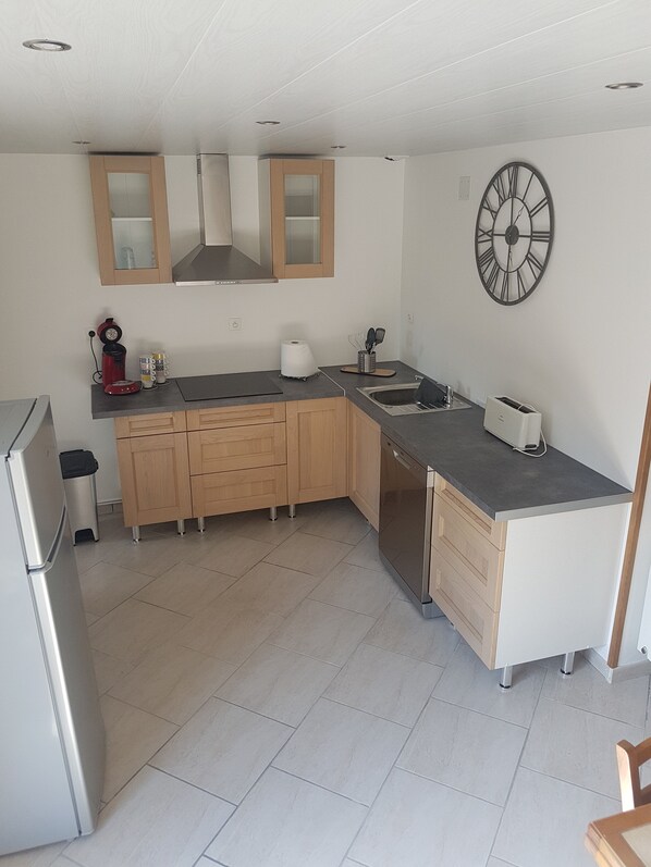 Fridge, microwave, stovetop, dishwasher
