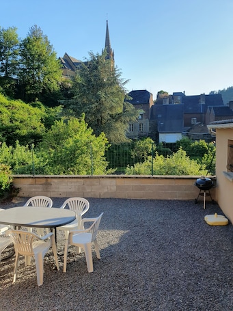 Outdoor dining. GARDENERS' COTTAGE