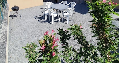 GARDENERS' COTTAGE