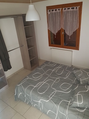 3 bedrooms, soundproofing, iron/ironing board, bed sheets