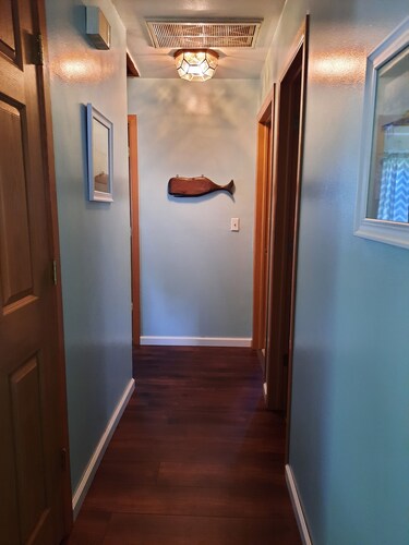 Family/pet  friendly 3 bdrm home Sleep 6 fish cleaning area and boat parking 