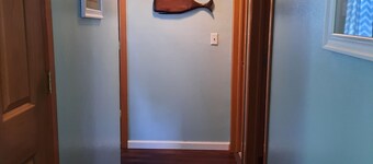 Family/pet  friendly 3 bdrm home Sleep 6 fish cleaning area and boat parking 