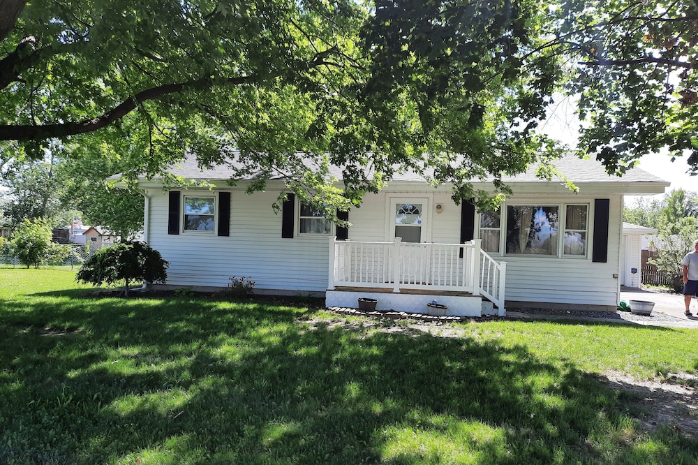 Family/pet friendly 3 bdrm home Sleep 6 fish cleaning area and boat parking <br>