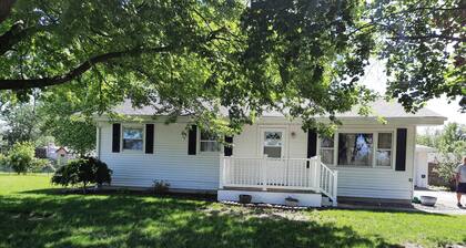 Family/pet friendly 3 bdrm home Sleep 6 fish cleaning area and boat parking