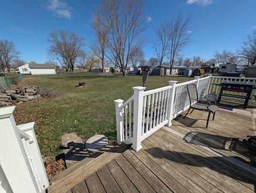 Family/pet  friendly 3 bdrm home Sleep 6 fish cleaning area and boat parking 
