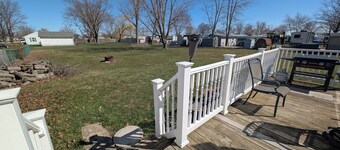 Family/pet  friendly 3 bdrm home Sleep 6 fish cleaning area and boat parking 