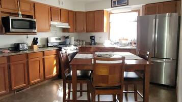 冷蔵庫、電子レンジ、オーブン、コンロ