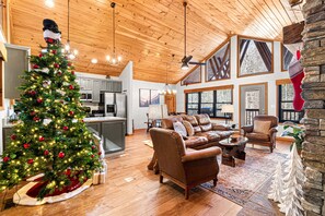Smart TV, fireplace, video games, books - Lux Lodge on river, 4 K ensuites hottub & firepit (Sevierville)
