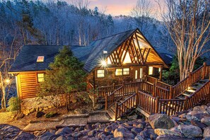 Exterior - Lux Lodge on river, 4 K ensuites hottub & firepit (Sevierville)