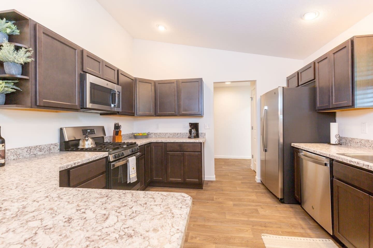 Jääkaappi, keittoastiat/astiat/ruokailuvälineet, ruokailupöytä