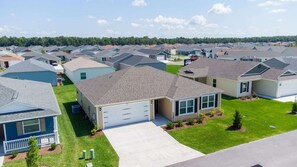 Uma área residencial com várias casas, cada uma com garagem e jardim.