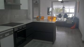 Frigorifero, microonde, forno, piano cottura