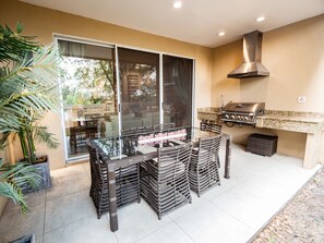 Outdoor dining - Luxurious 4-bedroom 🏰 Disney Themed Townhouse 🏰 (Kissimmee)