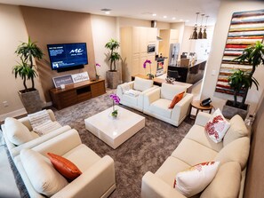 Smart-TV, Bücher, Stereoanlage