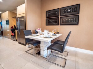 Dining - Luxurious 4-bedroom 🏰 Disney Themed Townhouse 🏰 (Kissimmee)