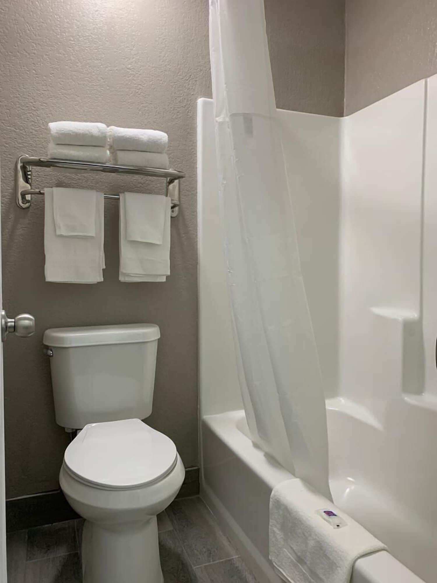 Bañera con ducha, toallas