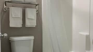 Bañera con ducha, toallas