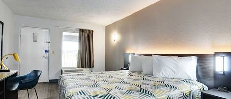 Ylelliset vuodevaatteet, työpöytä