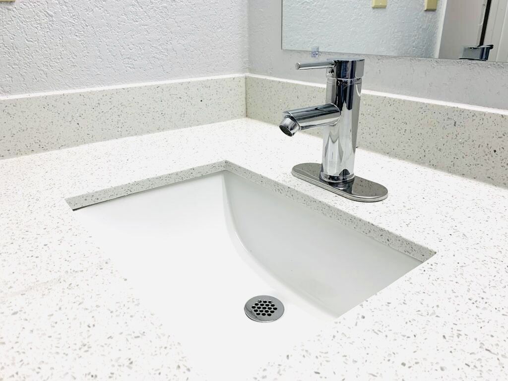 combined shower/bathtub, towels