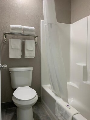 Combined shower/tub, towels