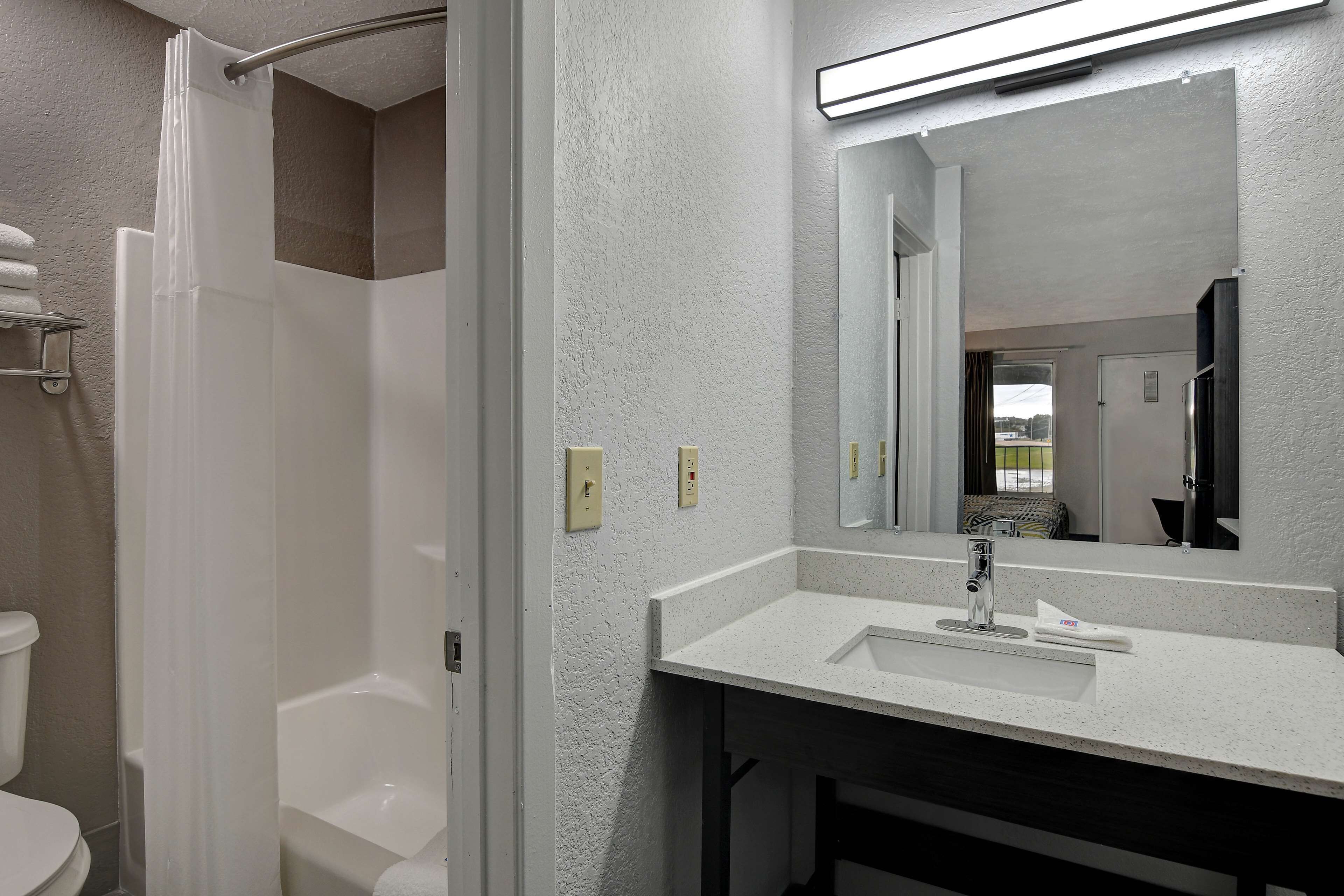 combined shower/bathtub, towels
