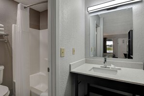 Combined shower/tub, towels