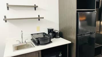 Full-size fridge, microwave, coffee/tea maker, toaster