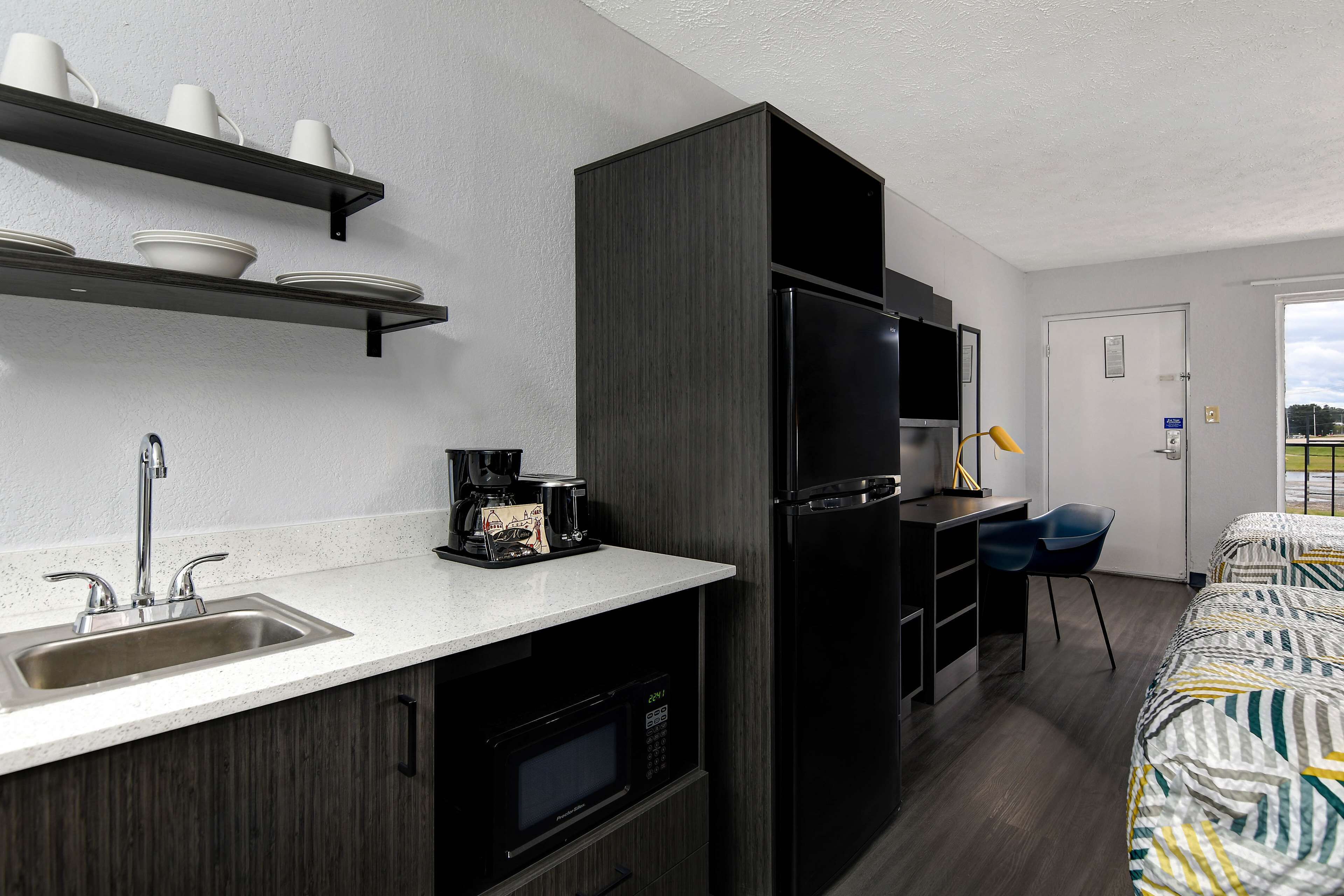 Full-sized fridge, microwave, coffee/tea maker, toaster