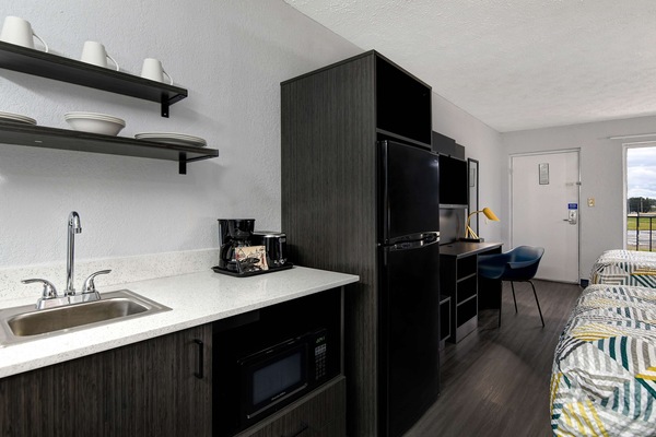 Lemari es besar, microwave, mesin pembuat kopi/teh, dan pemanggang roti