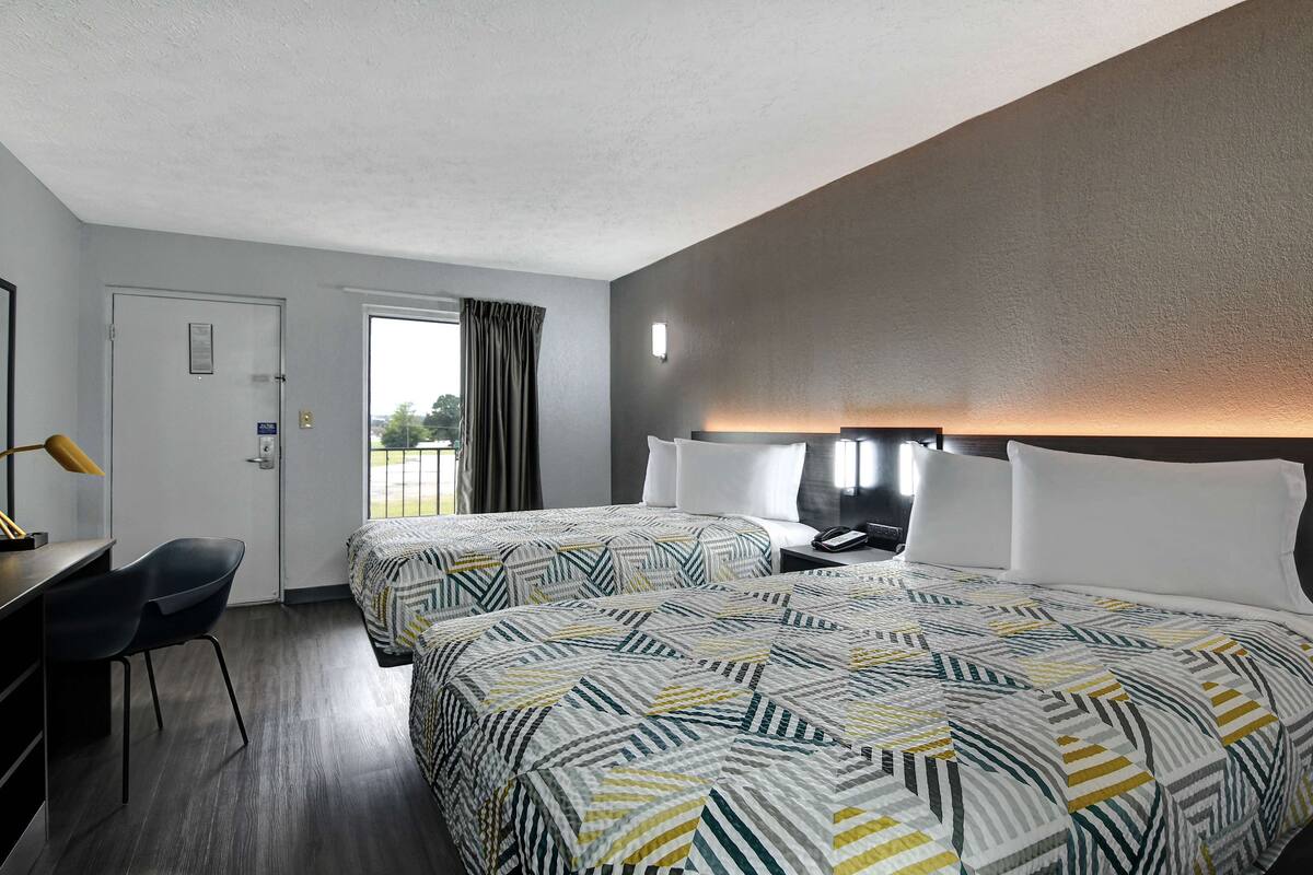 Standaard kamer, 2 tweepersoonsbedden, niet-roken | Luxe beddengoed, een bureau, een laptopwerkplek