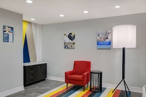 Lobby sitting area - Studio 6 Meridian, MS - Bonita Lakes (Meridian)