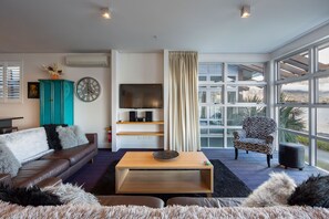 Smart TV, Netflix, DVD player, streaming services