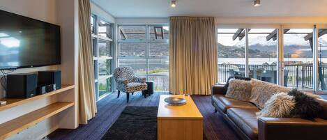 Smart TV, Netflix, DVD player, streaming services