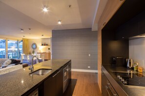 Geladeira, micro-ondas, fogão, cooktop