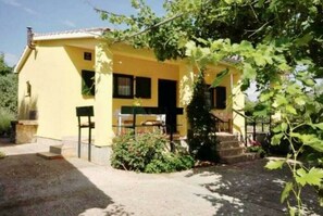 Outdoor dining - Holiday home (Vodice)