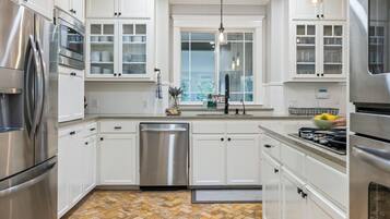 Frigorifero, microonde, forno, piano cottura